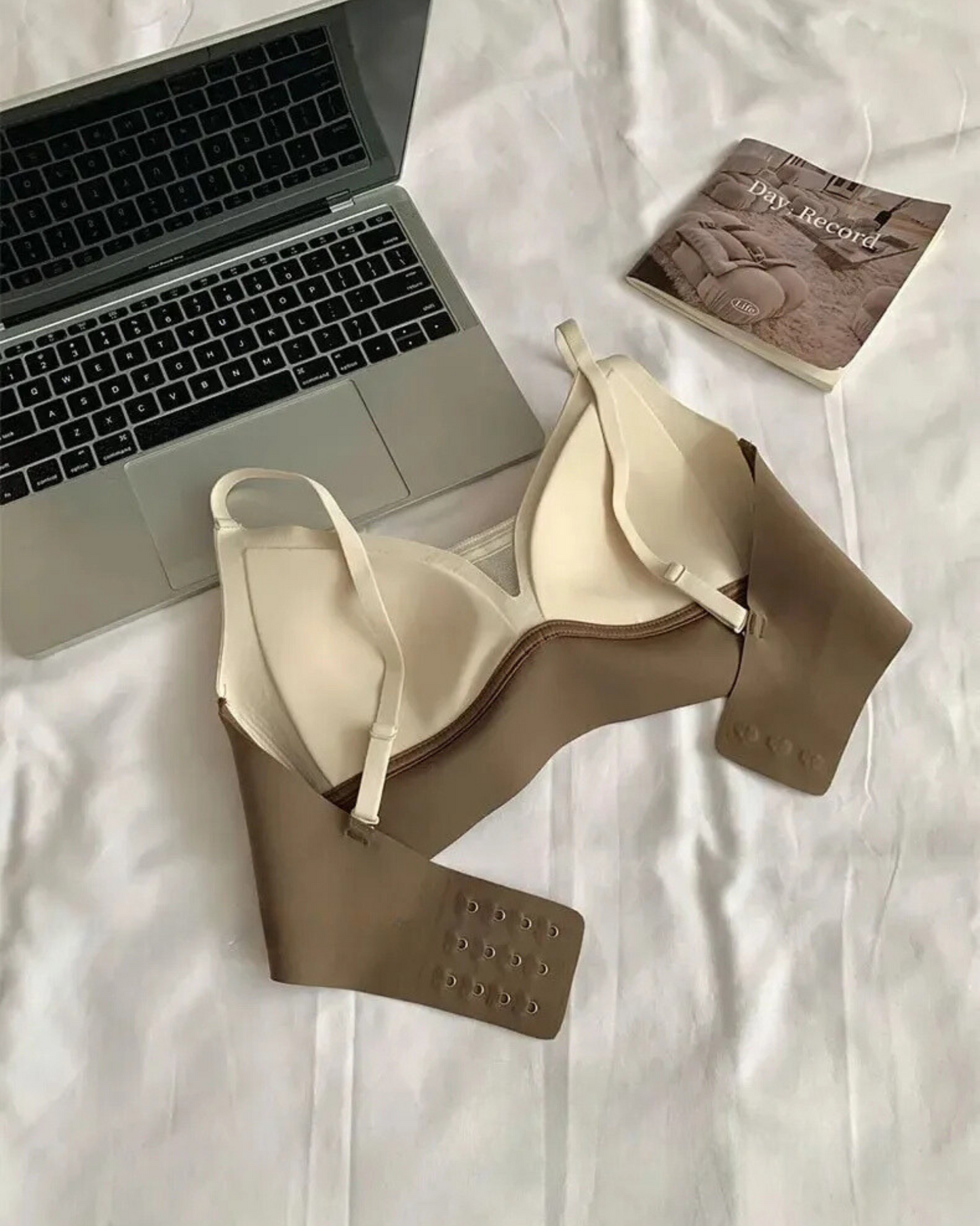 Weicher Bralette-BH mit dekorativem Unterteil