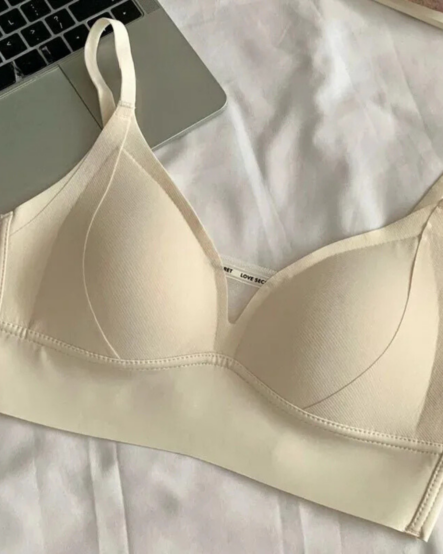 Weicher Bralette-BH mit dekorativem Unterteil