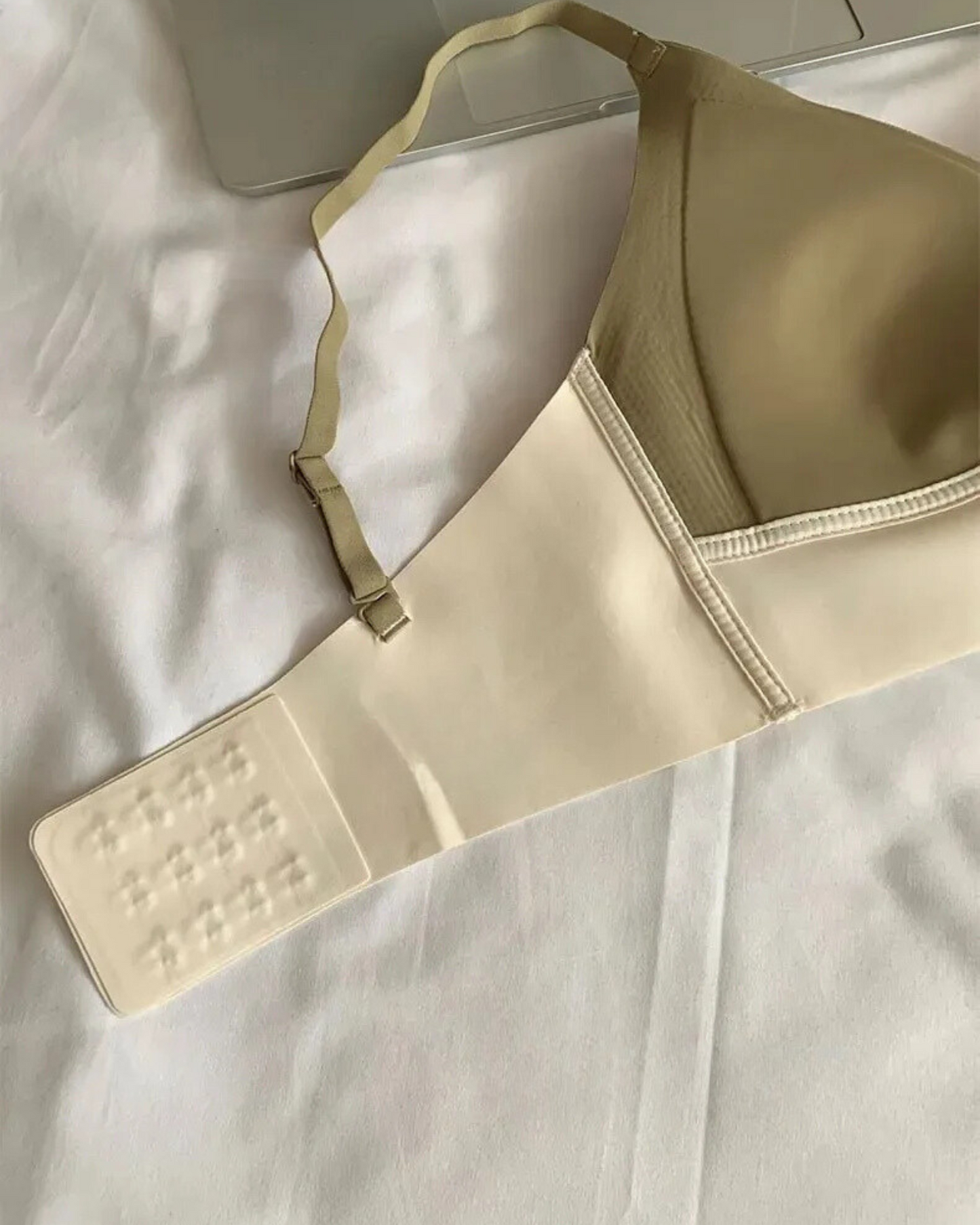 Weicher Bralette-BH mit dekorativem Unterteil