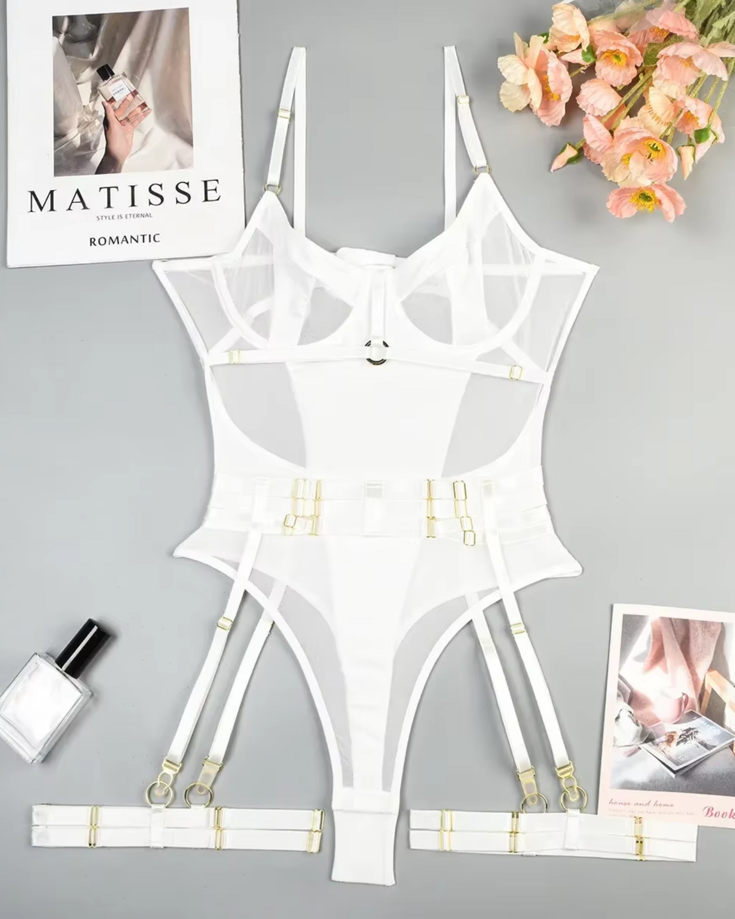 Body mit verstellbaren Trägern und metallischen Verschlüssen