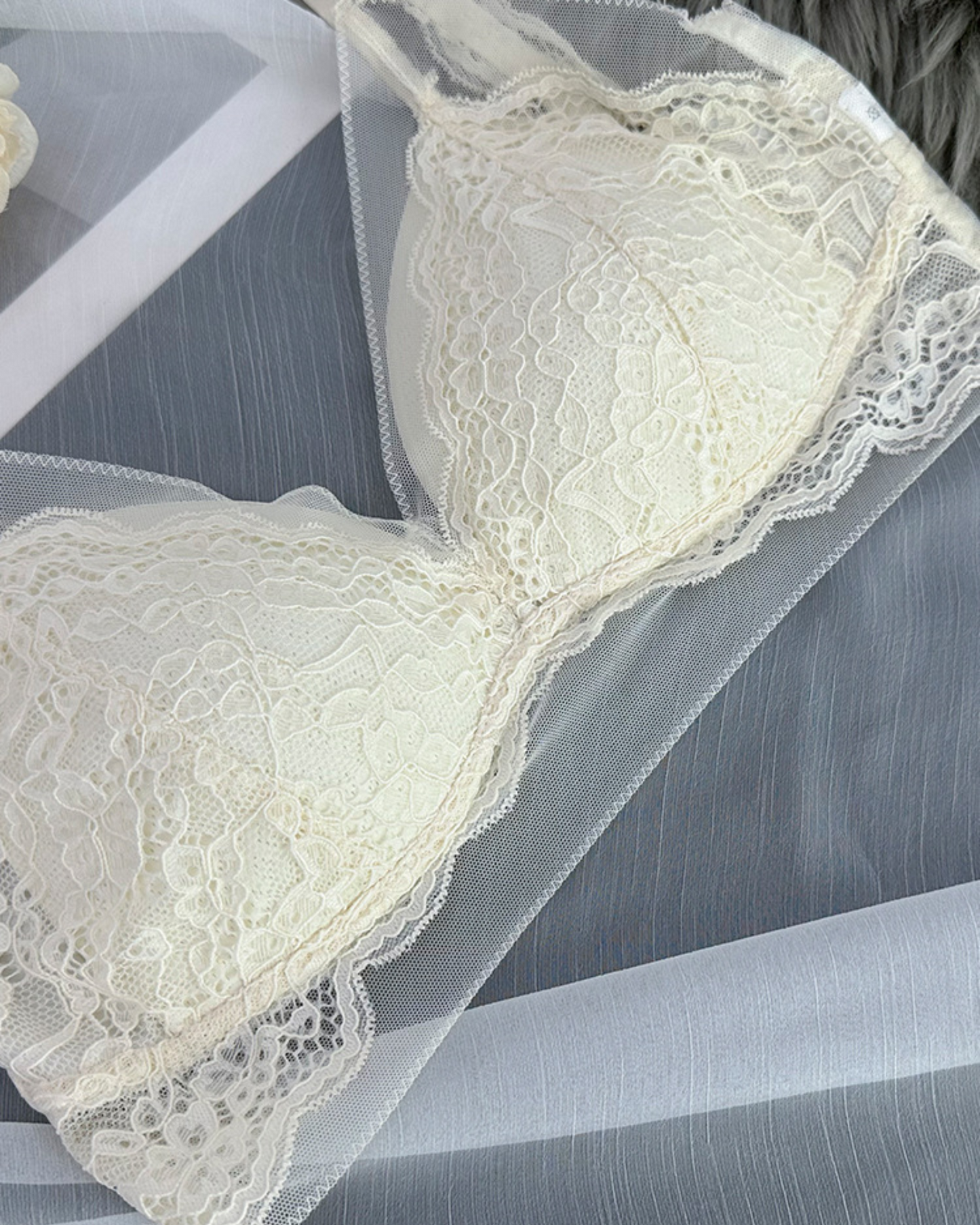Weicher Spitzen-Bralette-BH mit Netz.
