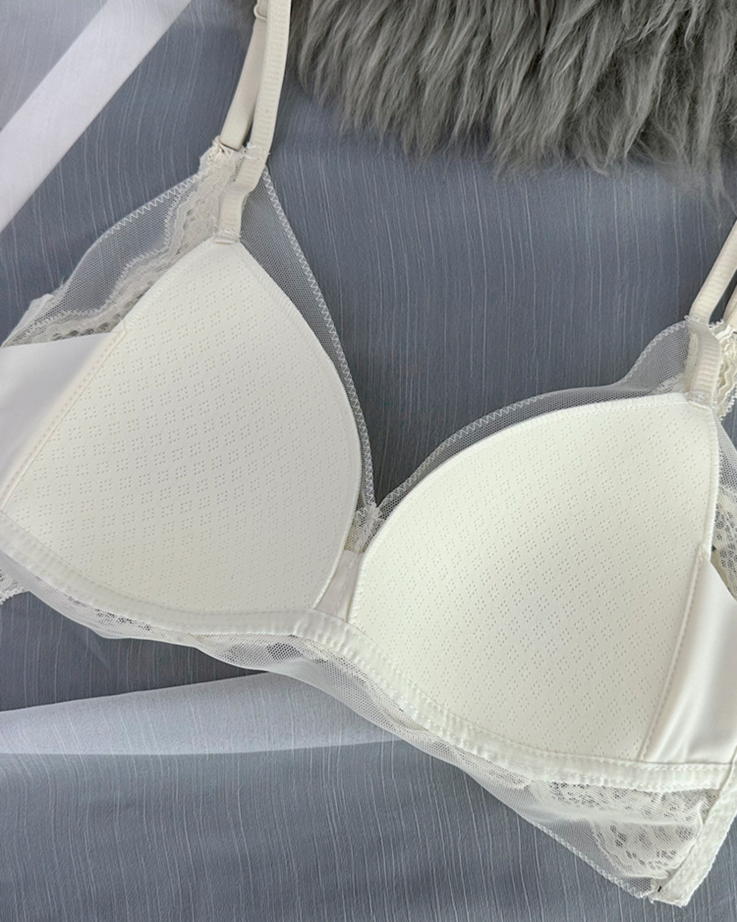 Weicher Spitzen-Bralette-BH mit Netz.