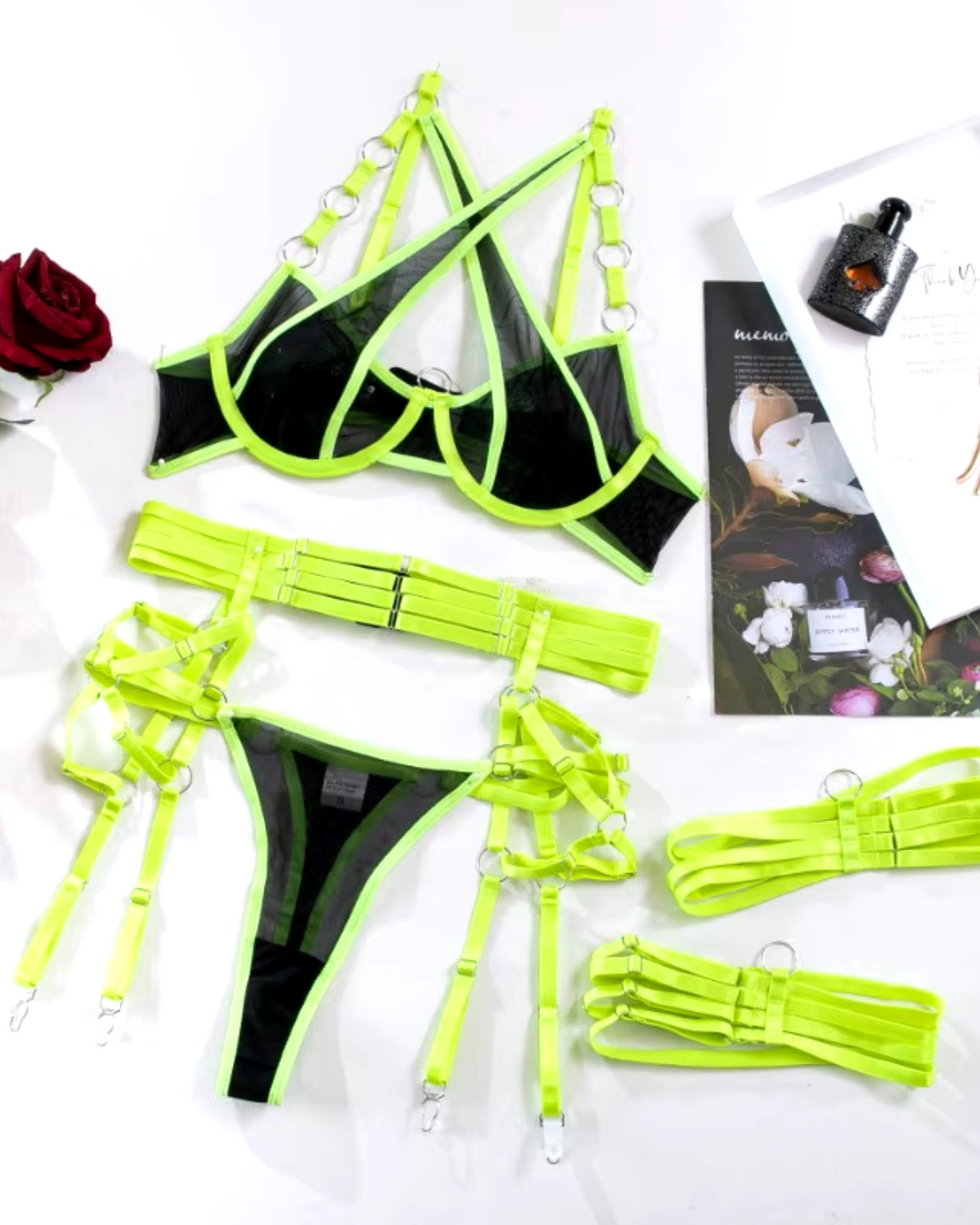 Set aus Netzstoff mit metallischen Akzenten