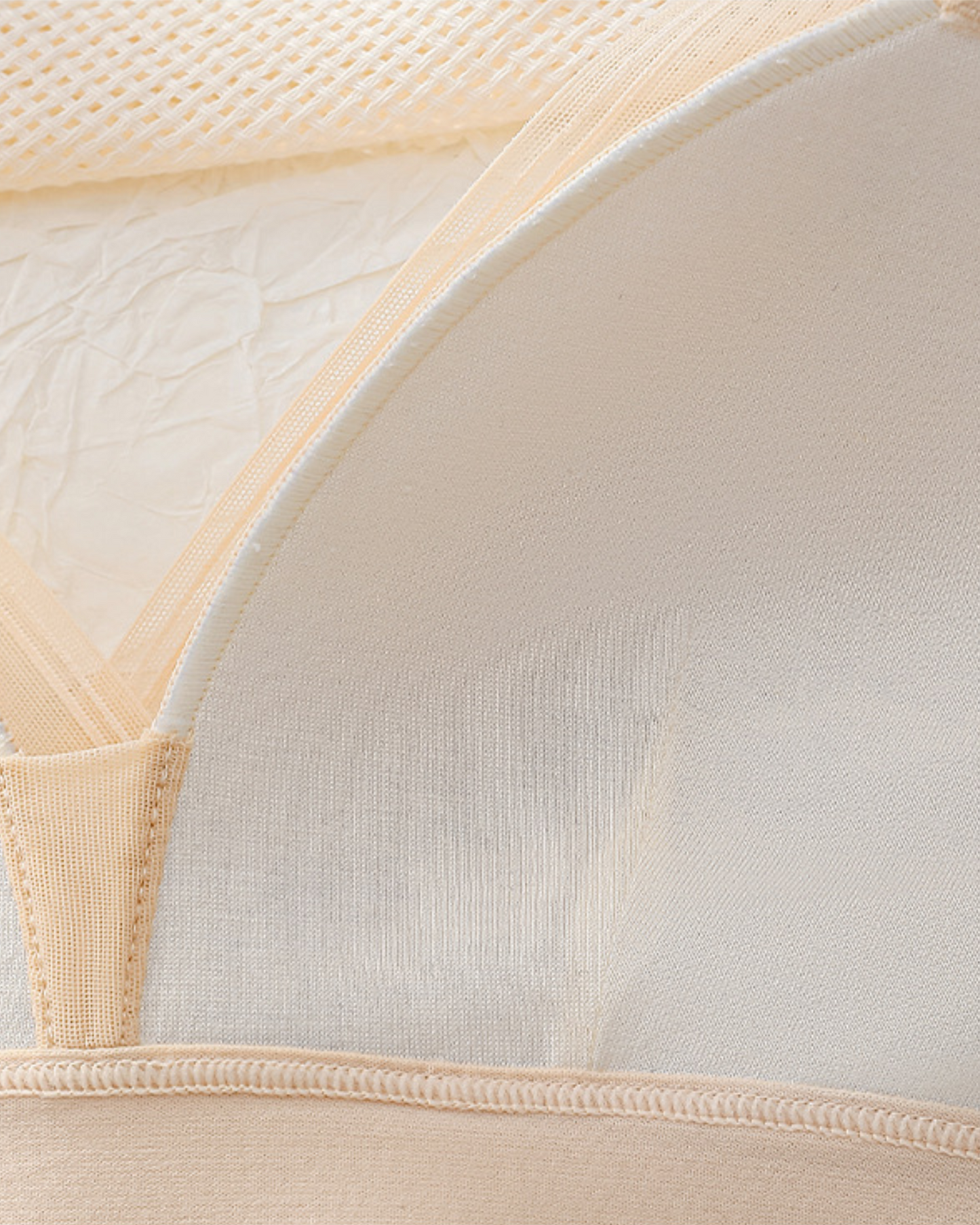 Weicher Bralette-BH mit Netz.
