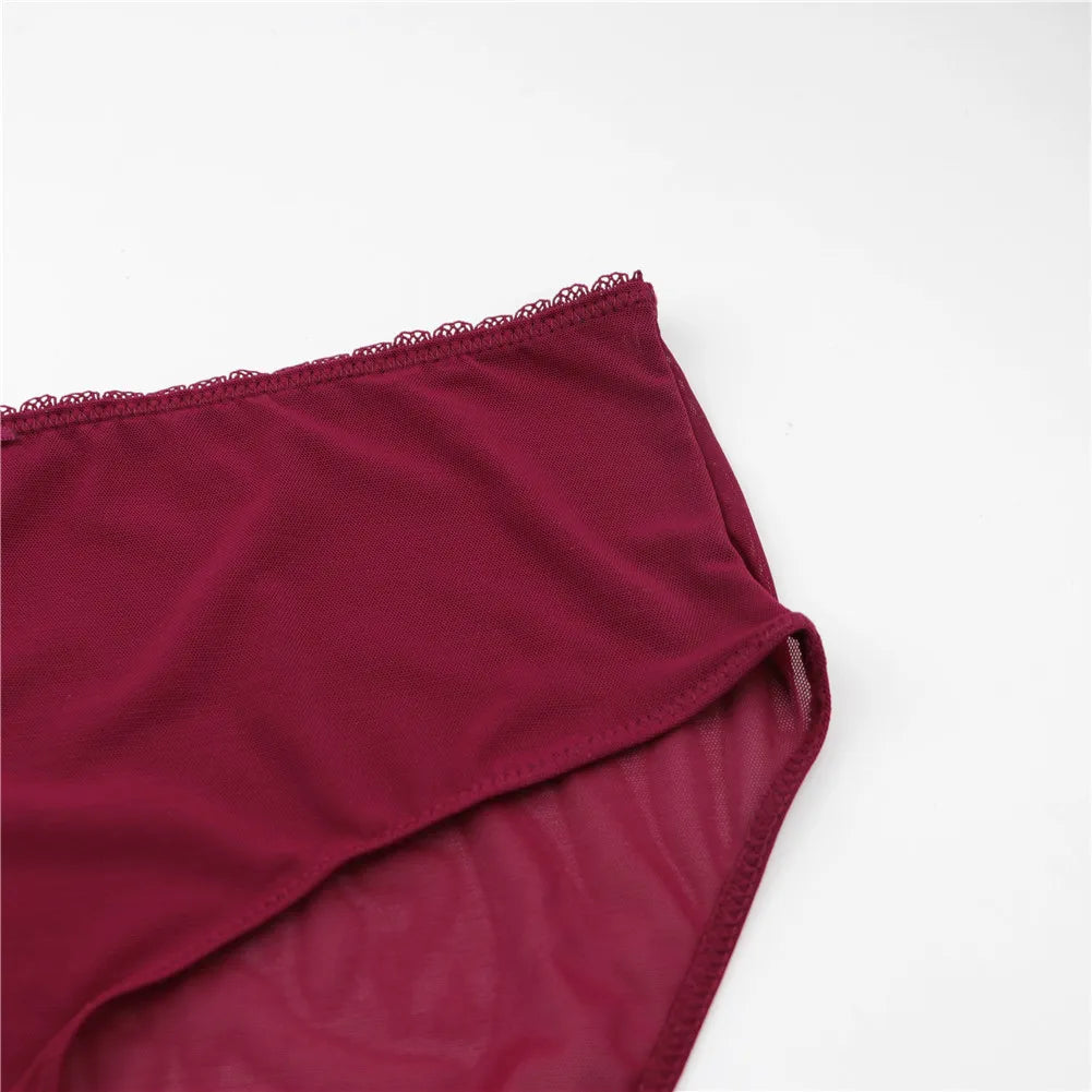 Hochgeschnittene Slips, die den Bauch formen