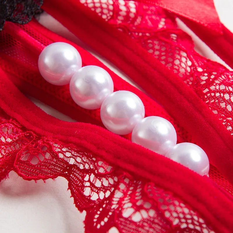 String mit Ausschnitt, verziert mit Perlen