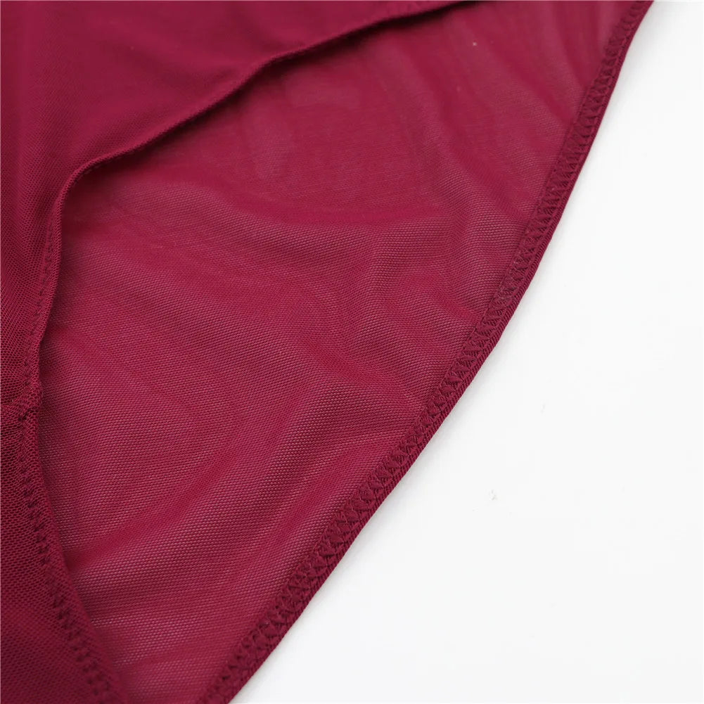 Hochgeschnittene Slips, die den Bauch formen
