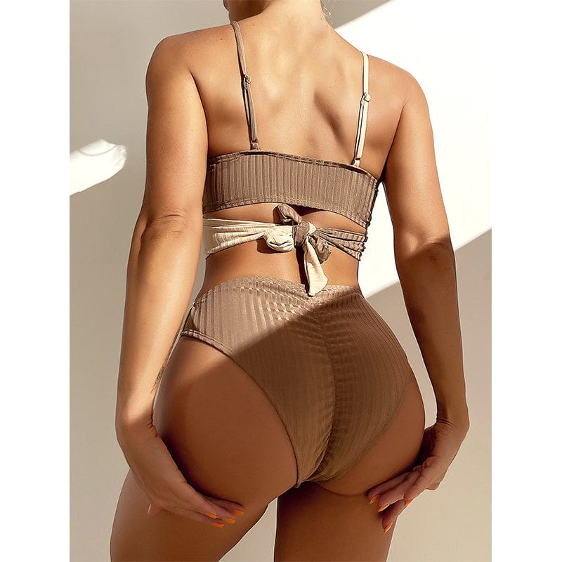 Zweiteiliges Bikini mit verstellbaren Trägern