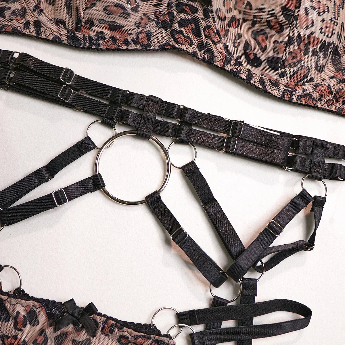 Set aus Leopardenmuster-Unterwäsche mit dekorativem Ring in der Taille