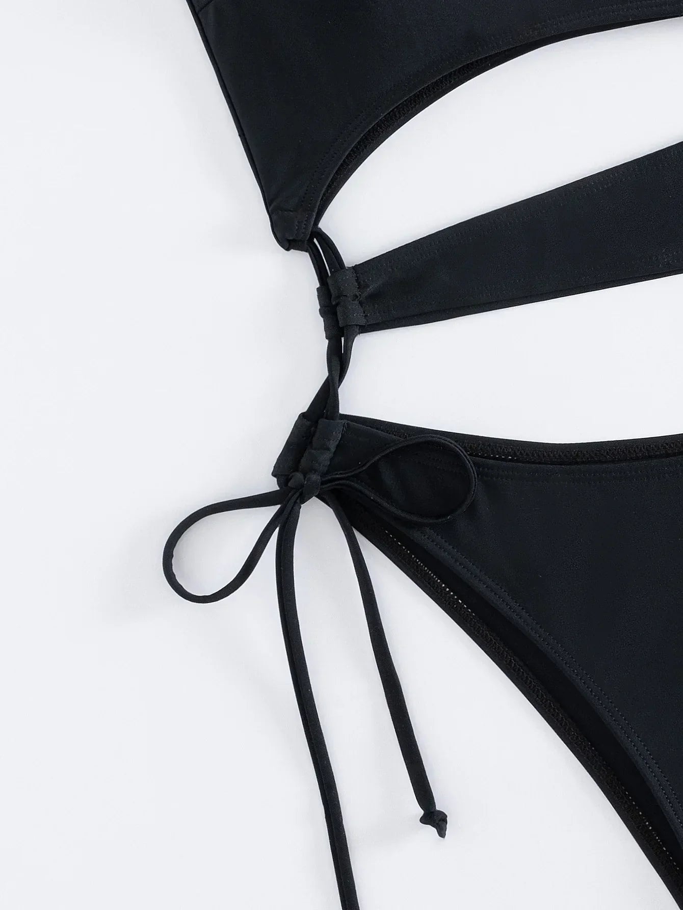 Monokini mit Ausschnitten und Bindung an der Hüfte
