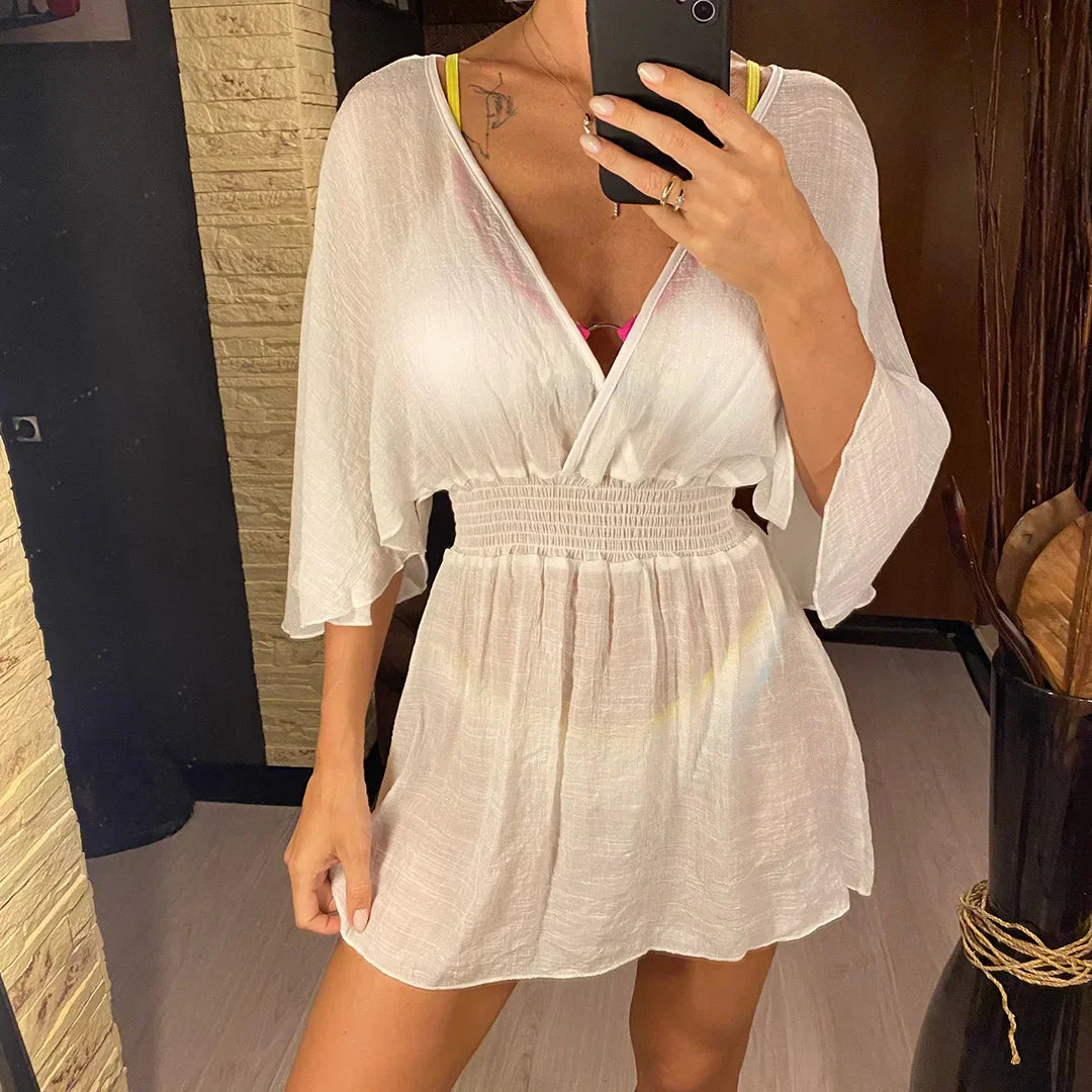 Luftiges Strandkleid mit tiefem Wickelausschnitt