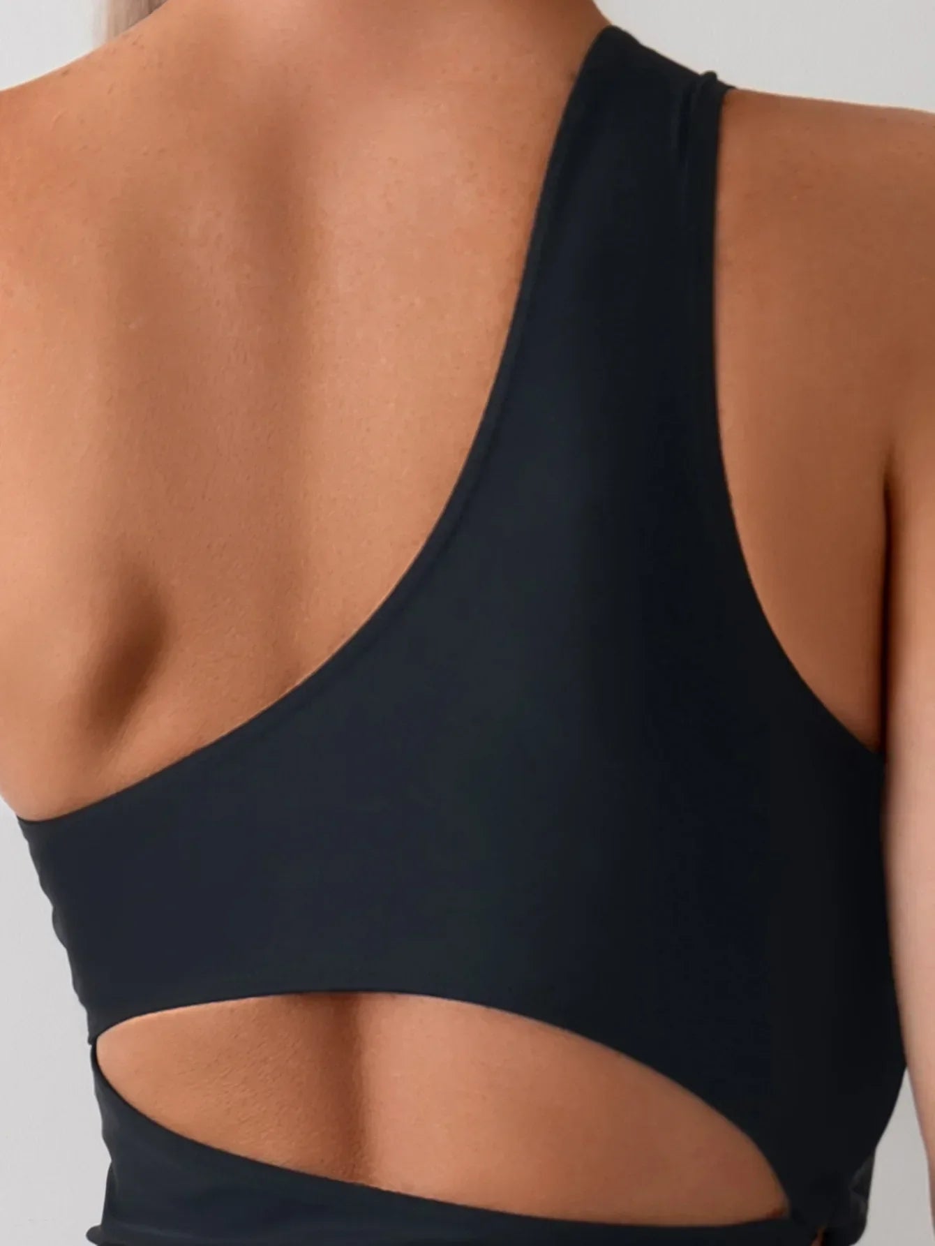 Monokini mit Ausschnitten und Bindung an der Hüfte