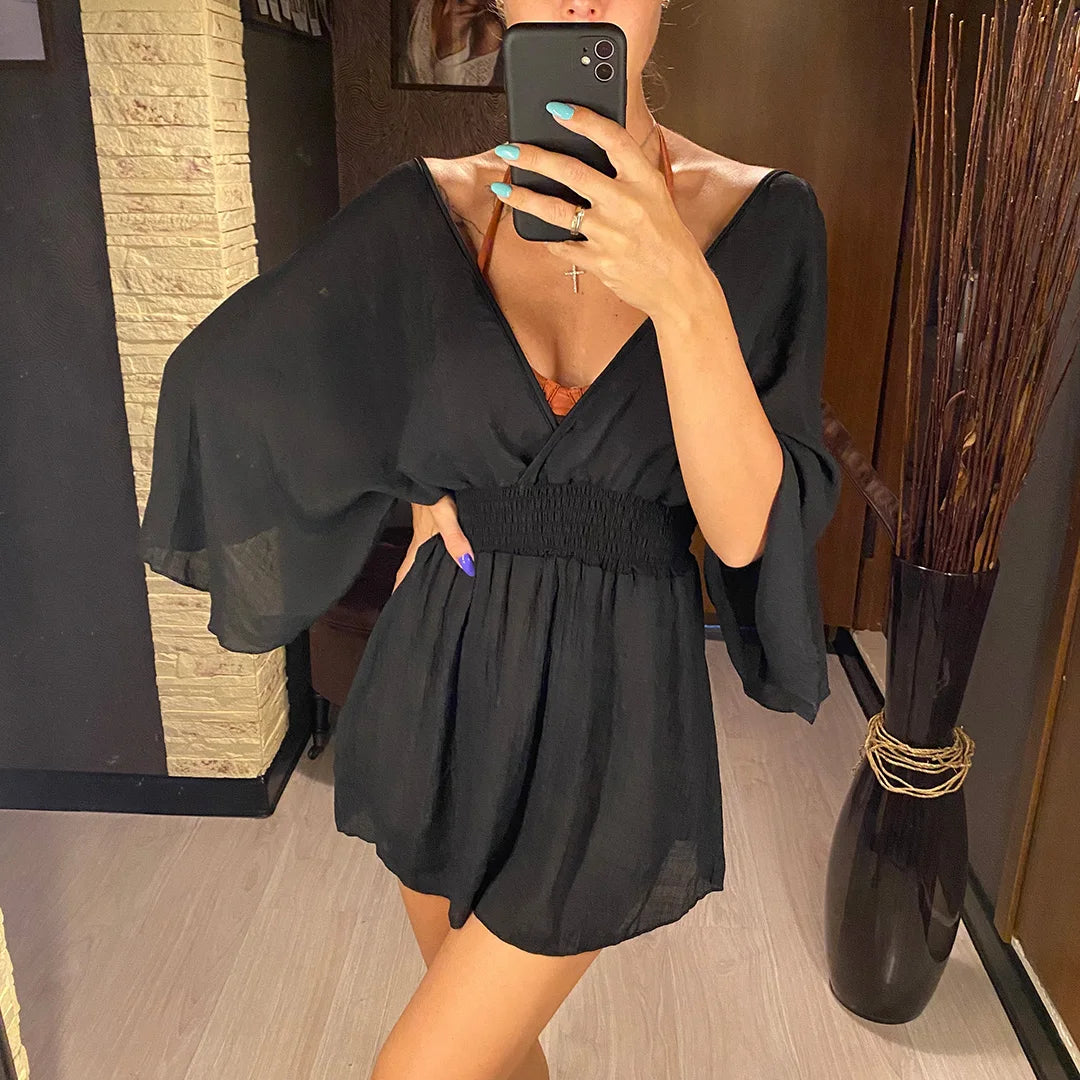 Luftiges Strandkleid mit tiefem Wickelausschnitt