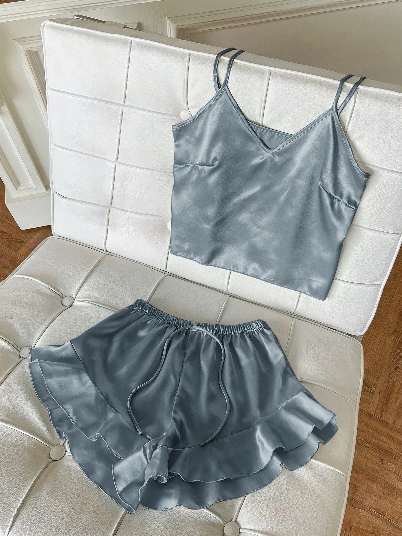 Schlafanzugset mit satiniertem Top und Shorts