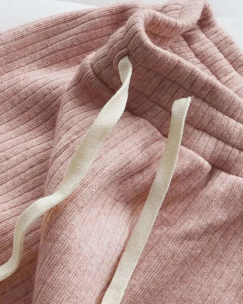 Bequeme gefütterte Jogginghosen mit weitem Bein