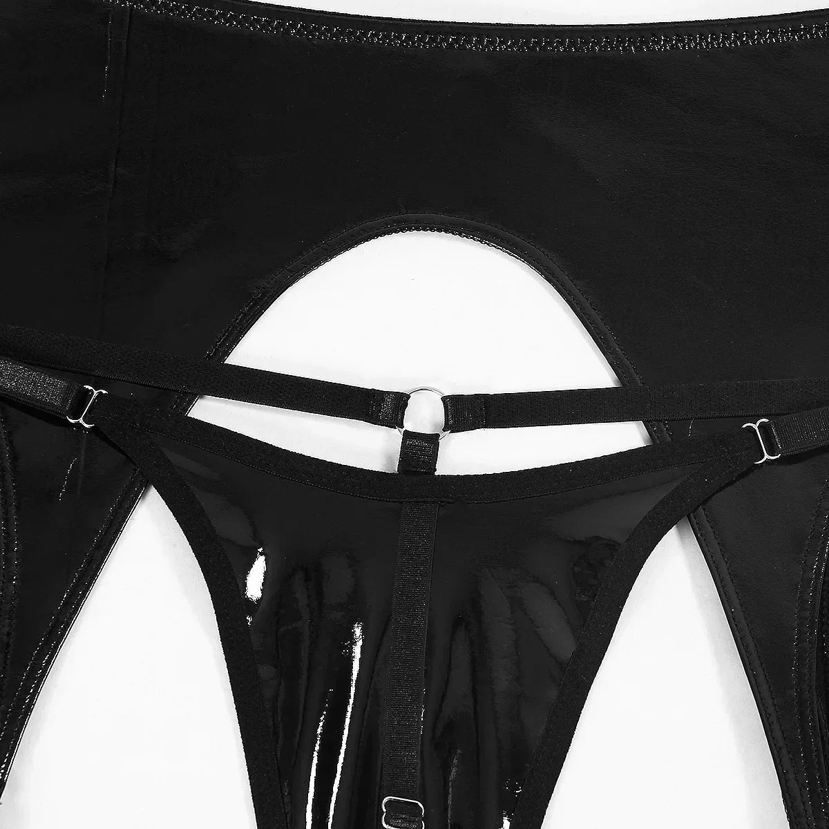Komplettset aus Unterwäsche, das Latex imitiert und Ausschnitte am Dekolleté hat.
