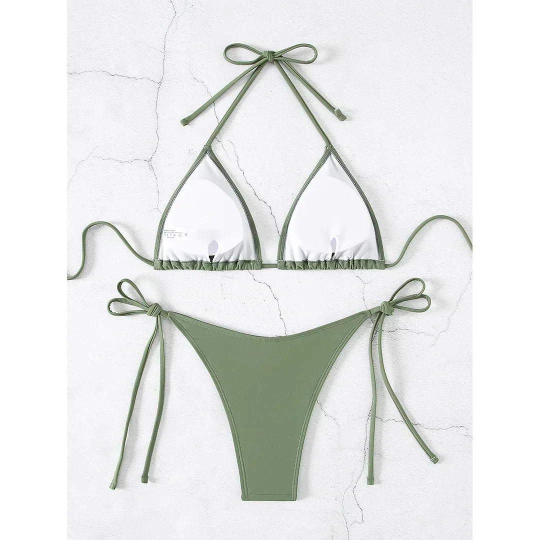 Bikini mit verstellbaren dreieckigen Cups
