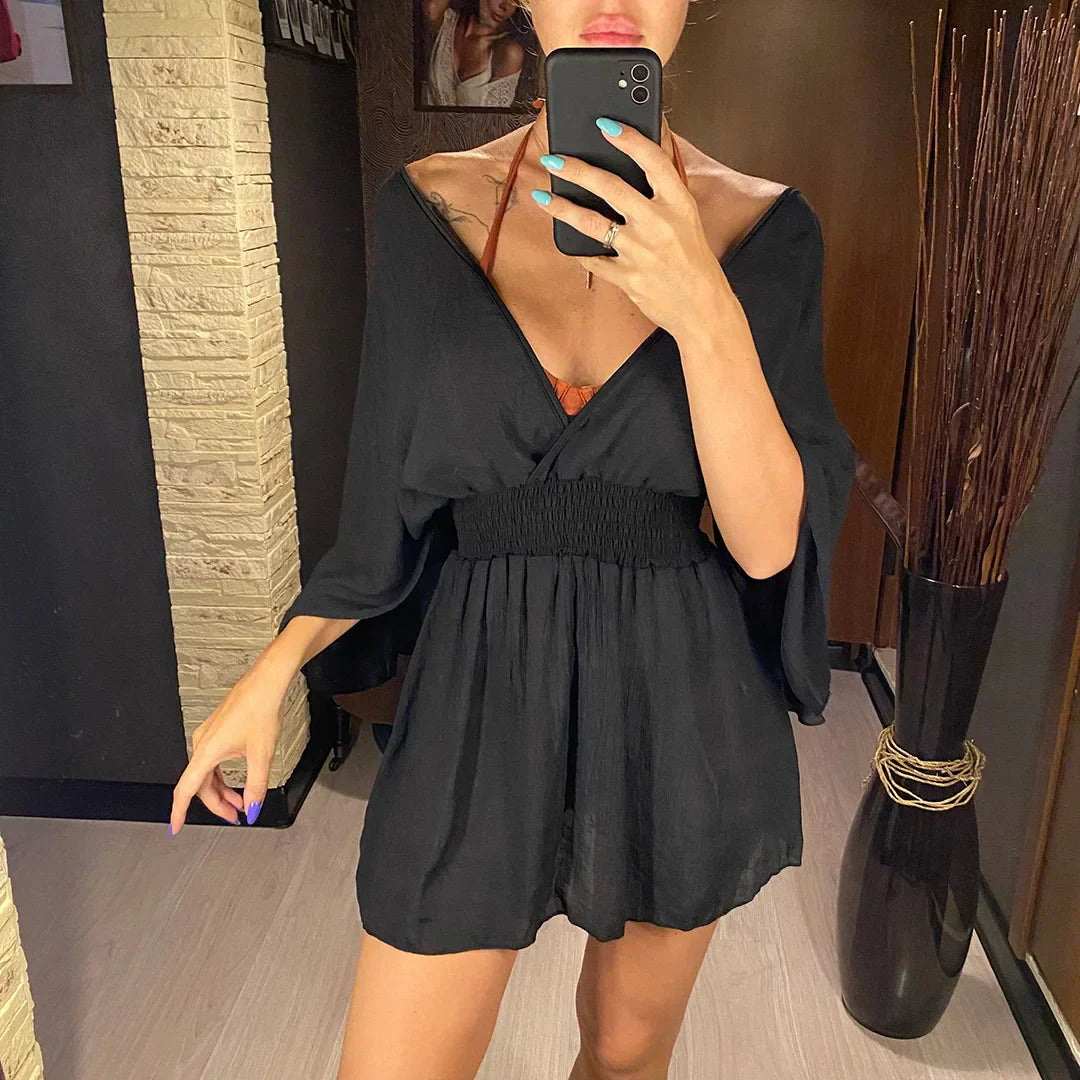 Luftiges Strandkleid mit tiefem Wickelausschnitt