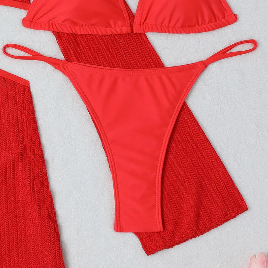 Bikini mit freiem Rücken und Strandkleid