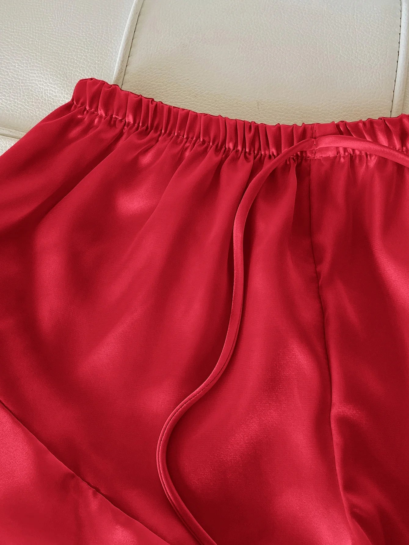 Schlafanzugset mit satiniertem Top und Shorts