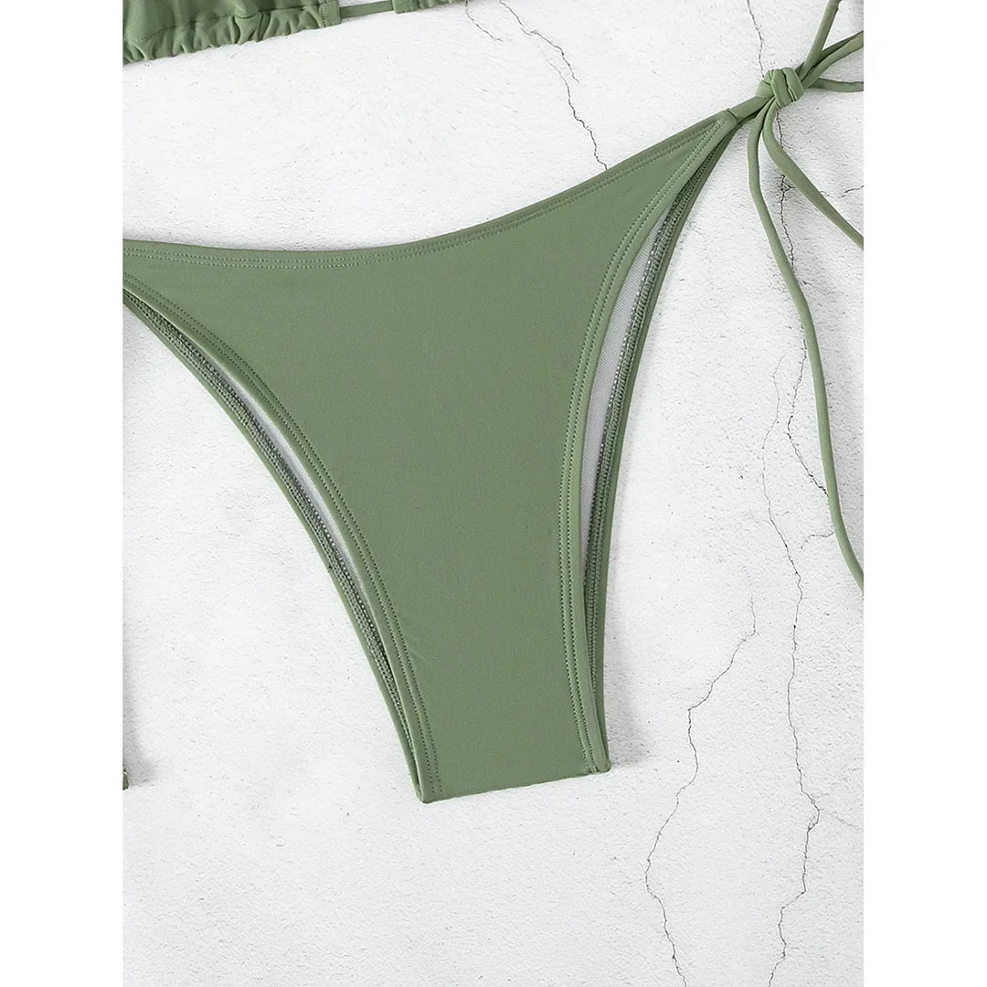 Bikini mit verstellbaren dreieckigen Cups