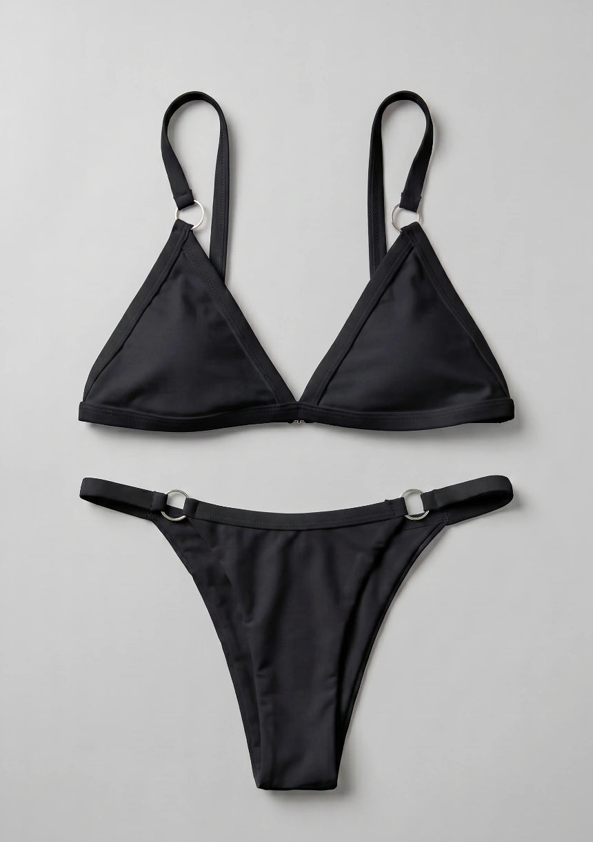 Klassischer Zweiteiler-Bikini mit dekorativen Ringen