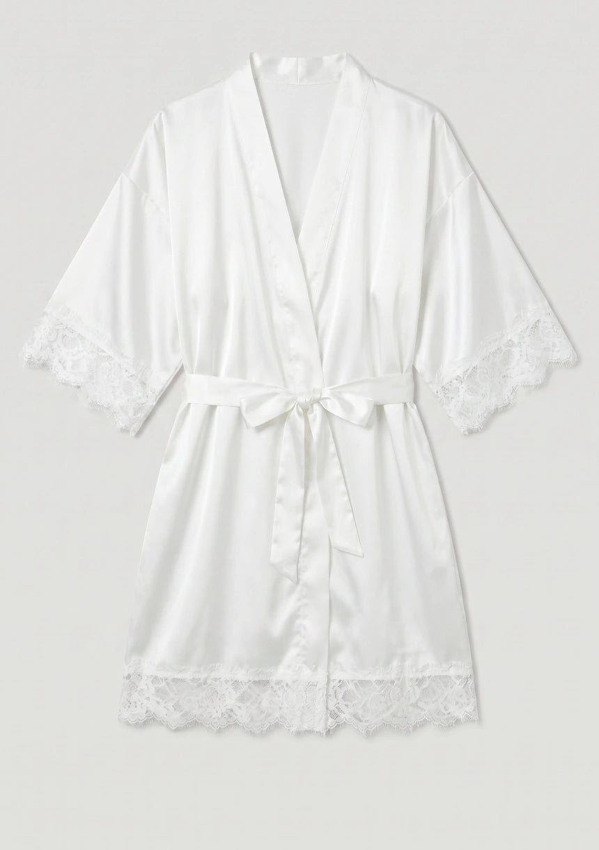 Satinrobe mit Spitzenbesatz