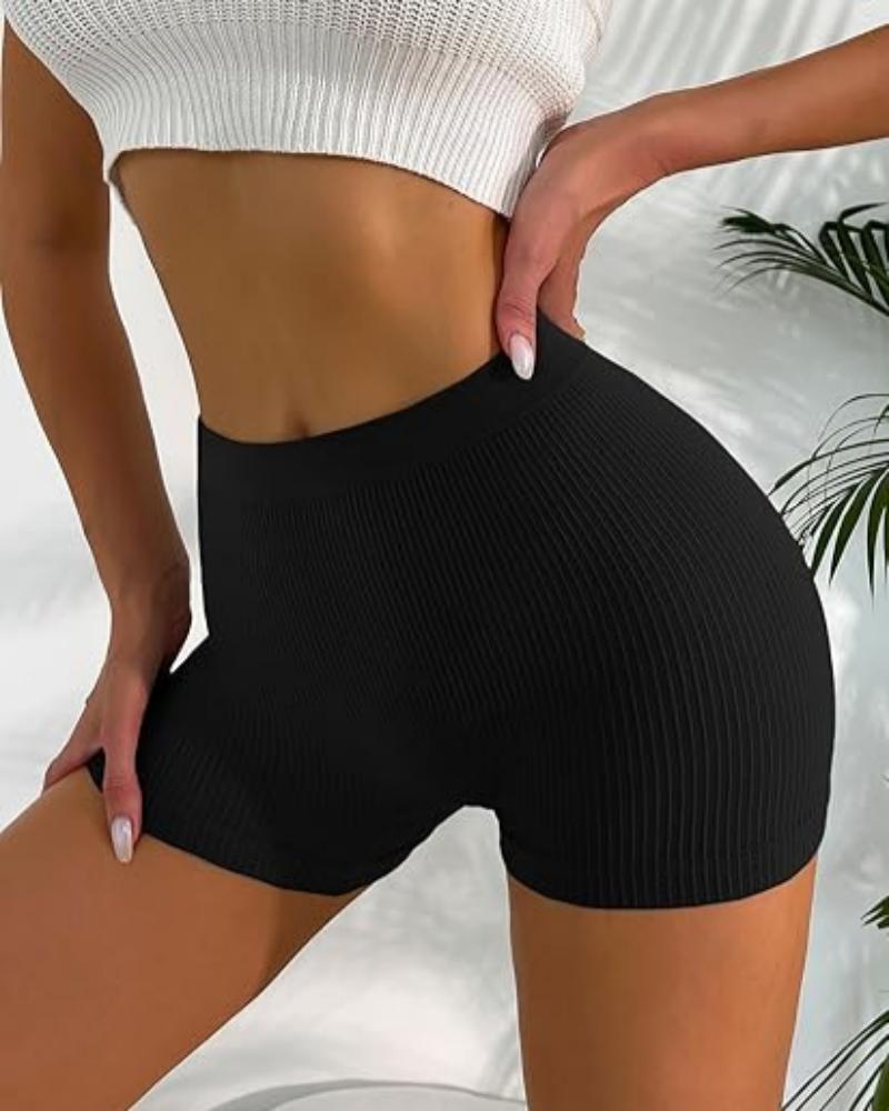 Enganliegende gestreifte Shorts
