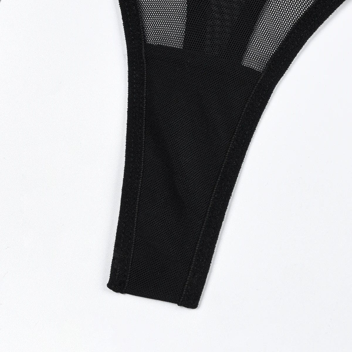 Komplettset mit Ausschnitten am Dekolleté