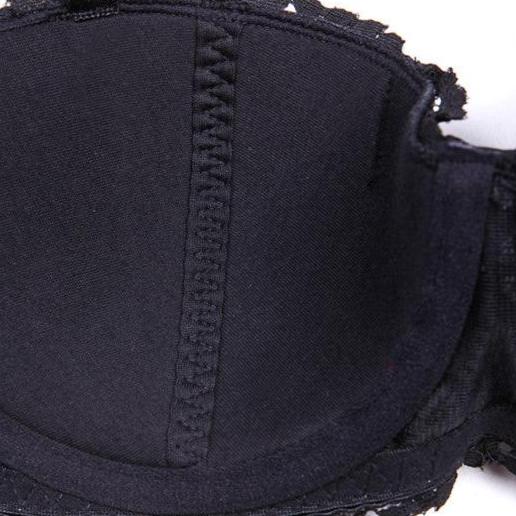 Set aus Spitzen-BH und Strümpfen
