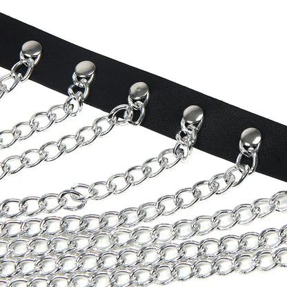 Brustgeschirr mit Metallketten