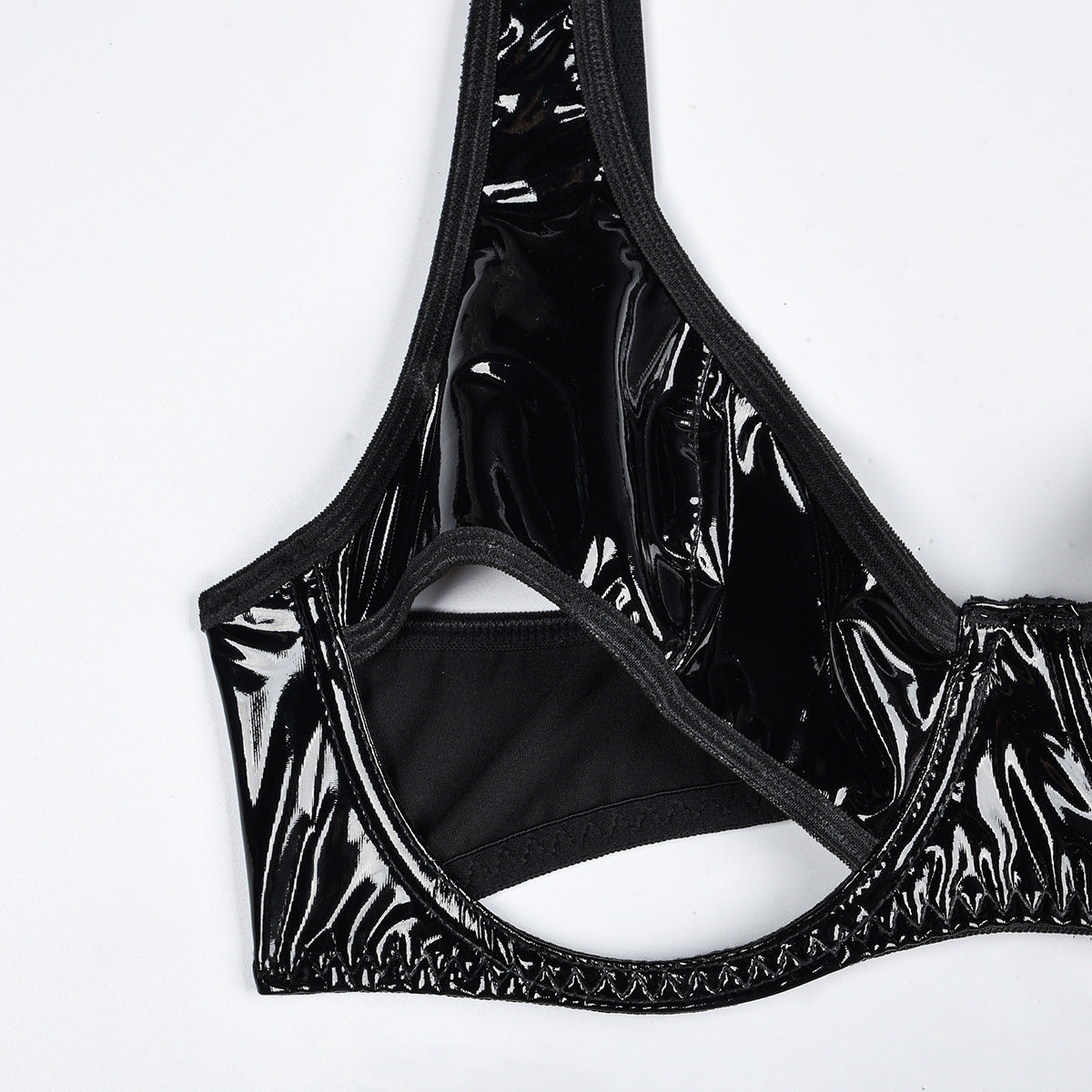 Komplettset aus Unterwäsche, das Latex imitiert und Ausschnitte am Dekolleté hat.