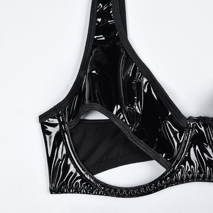 Komplettset aus Unterwäsche, das Latex imitiert und Ausschnitte am Dekolleté hat.