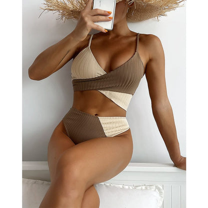 Zweiteiliges Bikini mit verstellbaren Trägern