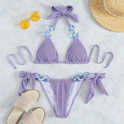 Gestreiftes Bikini mit dekorativen Ringen