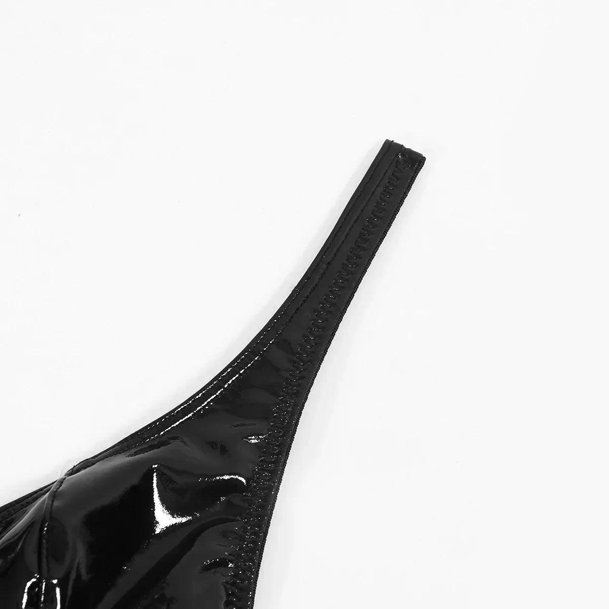 Komplettset aus Unterwäsche, das Latex imitiert und Ausschnitte am Dekolleté hat.