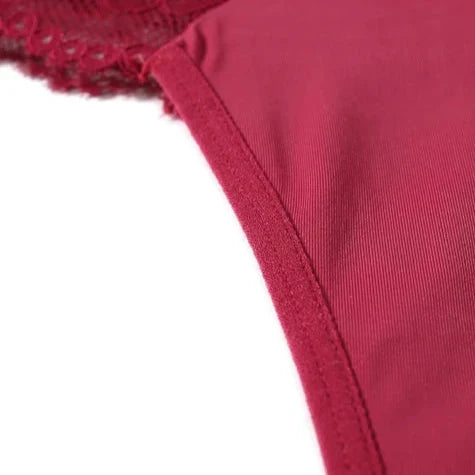 Satinstrings mit Spitzeneinsätzen