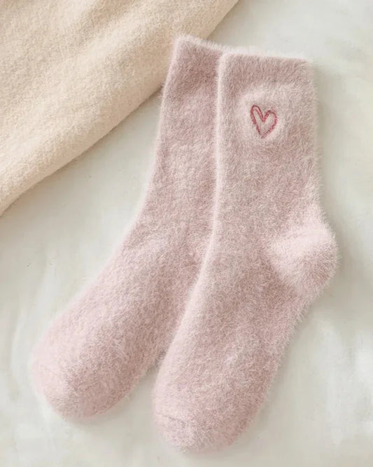 Lange flauschige Socken mit Herz