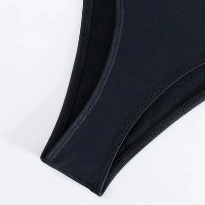 Monokini mit gekreuzten Trägern am Dekolleté