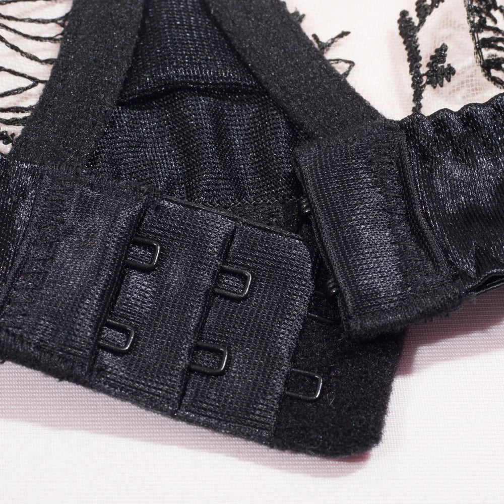 Komplettset Unterwäsche mit floralem Stickerei