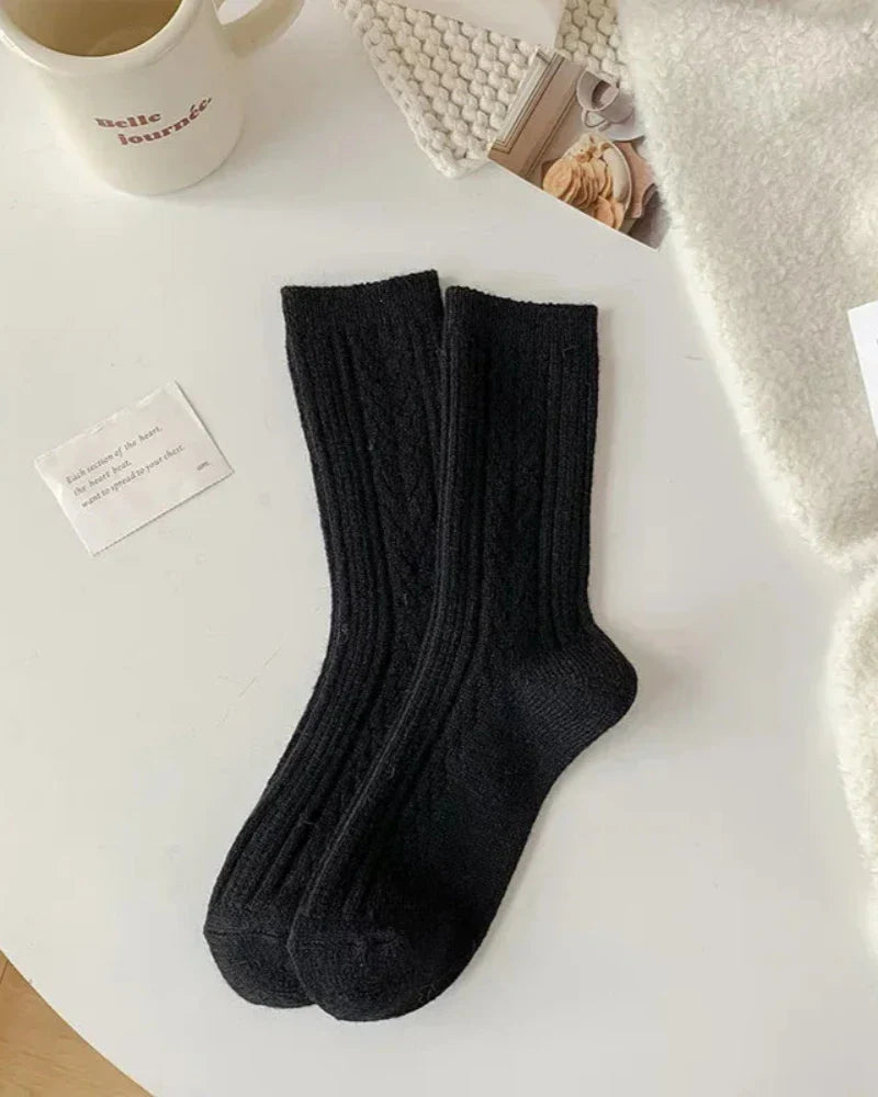 Lange warme Socken mit Muster