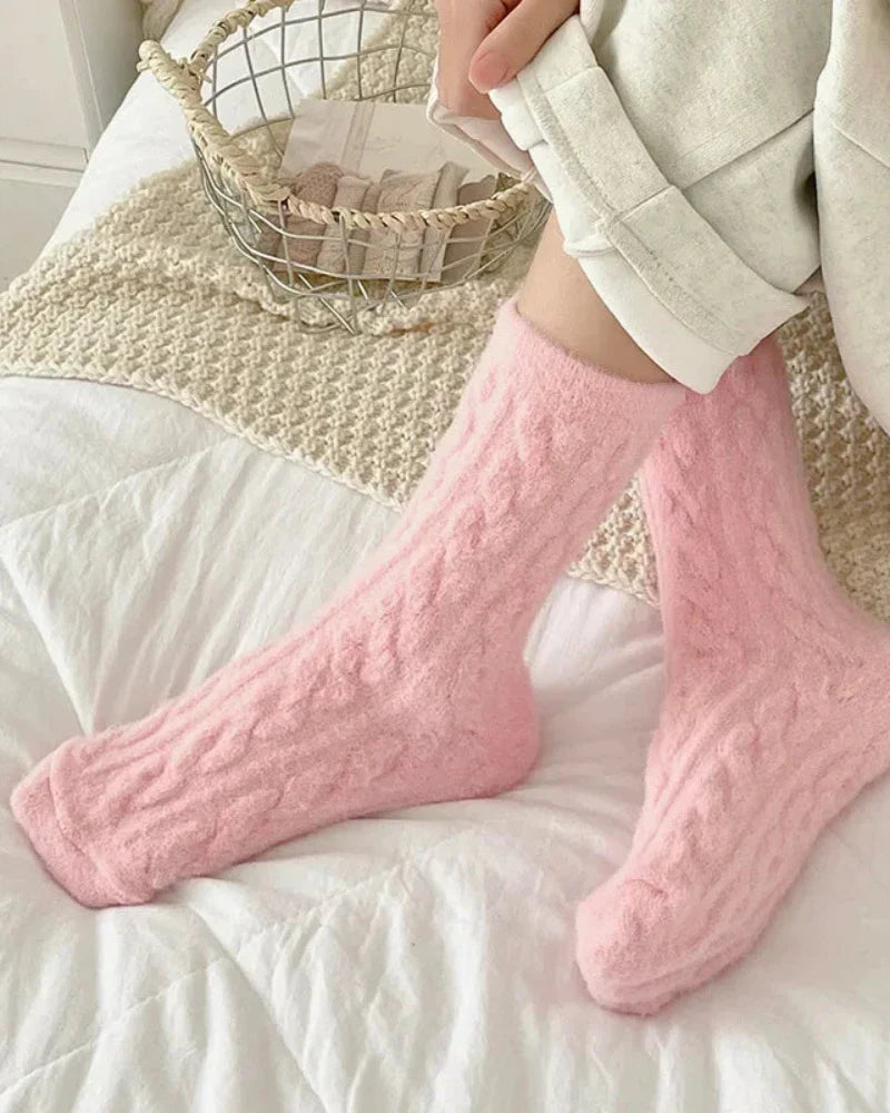 Lange flauschige Socken mit Zopfmuster