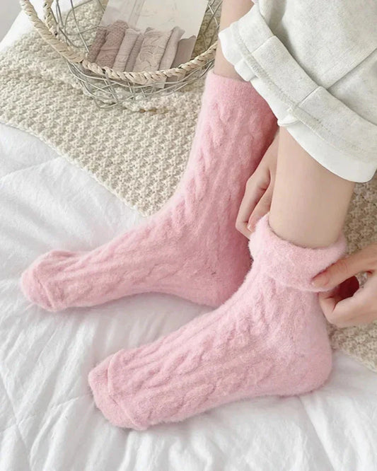 Lange flauschige Socken mit Zopfmuster