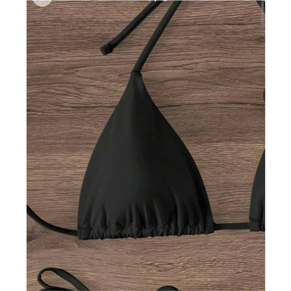 Zweiteiliger Badeanzug mit gebundenem Bikini