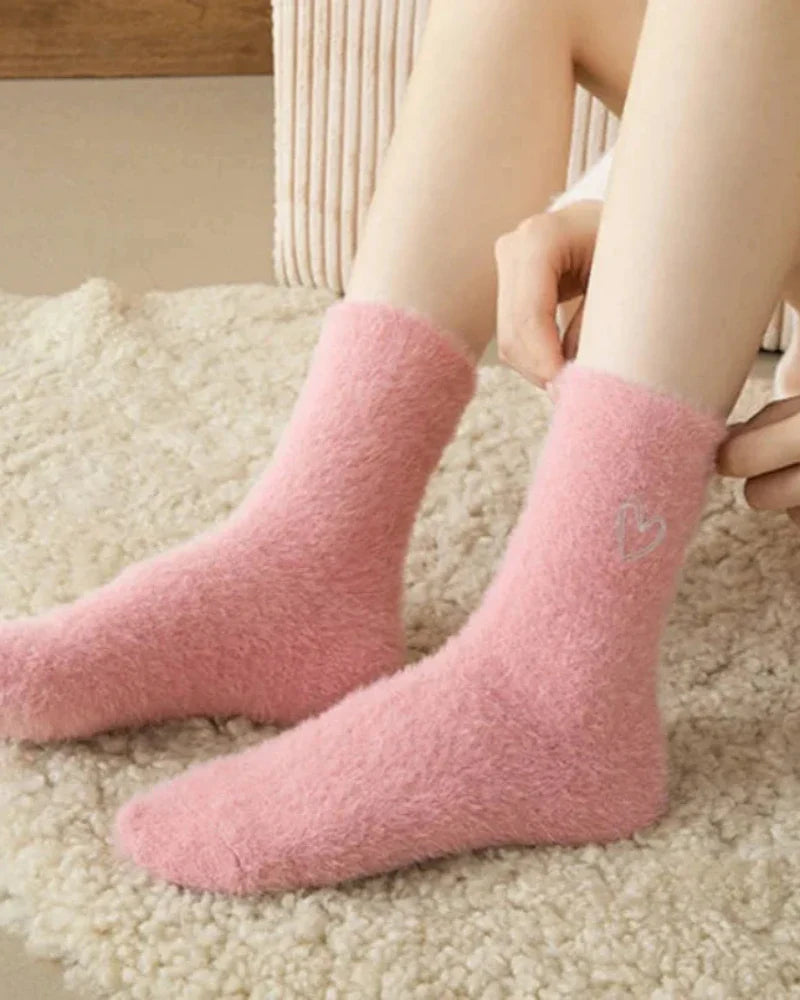 Lange flauschige Socken mit Herz