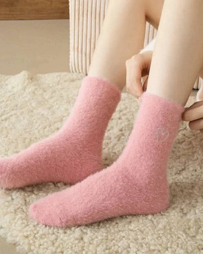 Lange flauschige Socken mit Herz