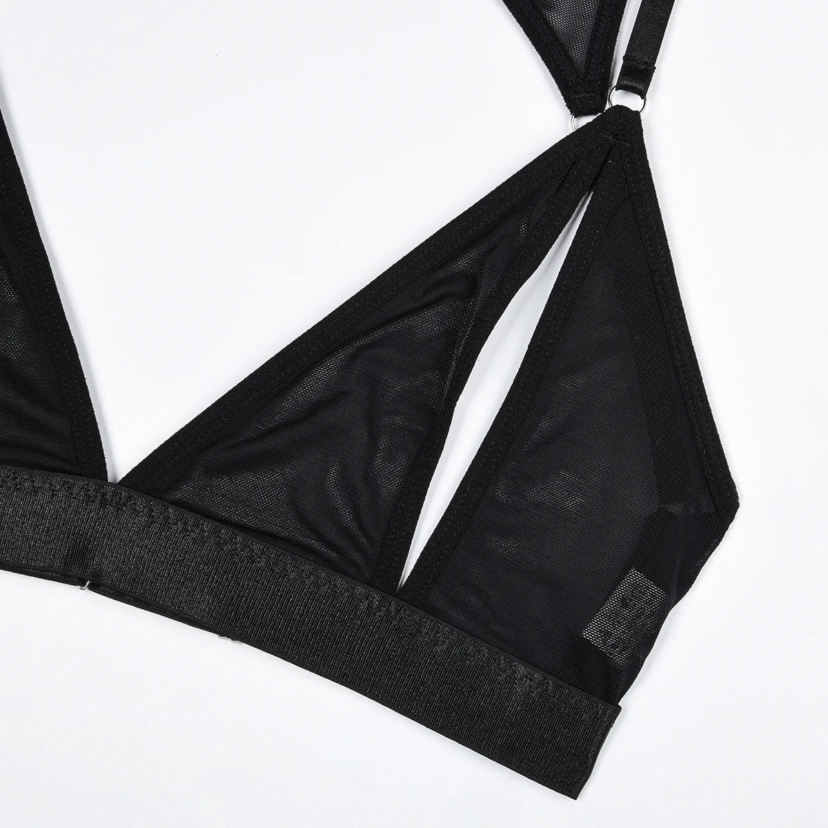 Set aus Unterwäsche mit Choker und Ausschnitten