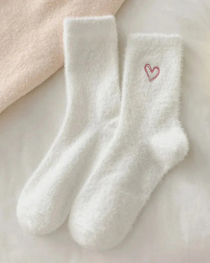 Lange flauschige Socken mit Herz