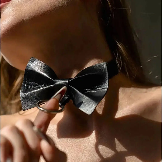 Halsband mit dekorativem Schleifenmotiv