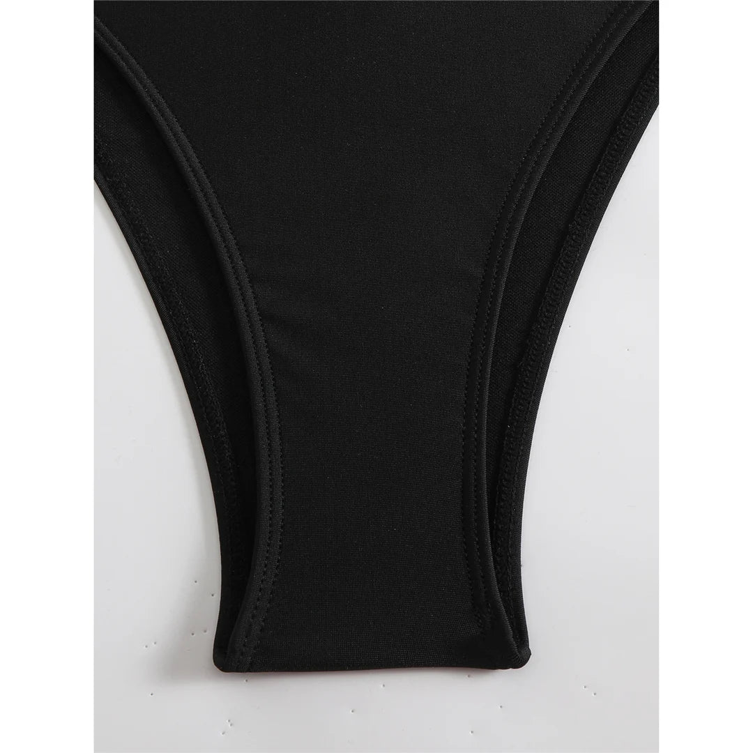 Monokini mit starken Ausschnitten